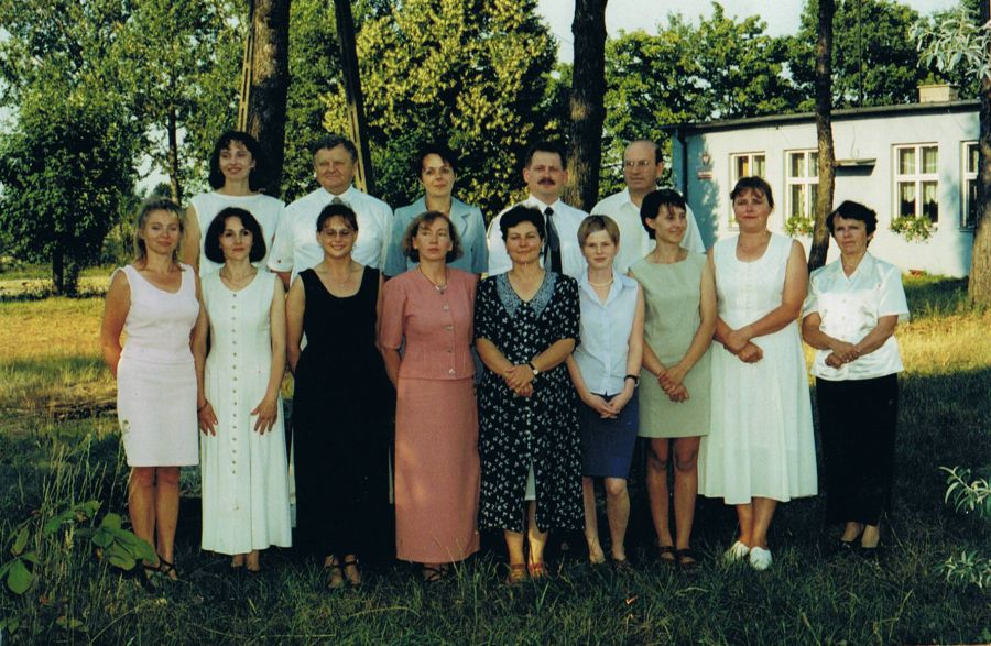 Nauczyciele pracujący w szkole w 2000r