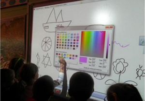 Przedszkolaki rysują na tablicy interaktywnej